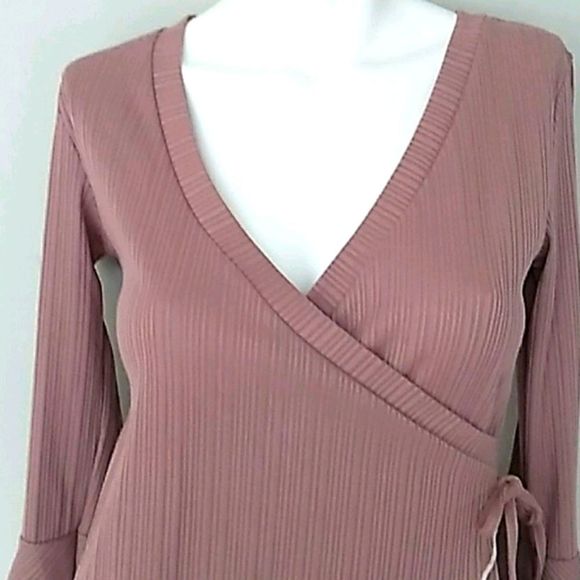 Almost Famous Mauve Ruffled Top. Size Medium - Picture 2 of 10